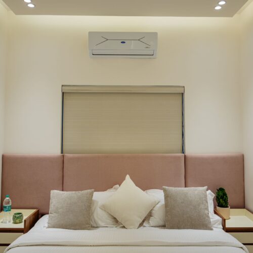 Elegant Private Room with Spa Bathroom – Serene Stay